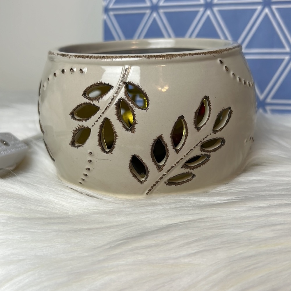 Yankee Candle Electric Leaf and Berry Tart or Candle Warmer Ivory with light - Picture 3 of 11